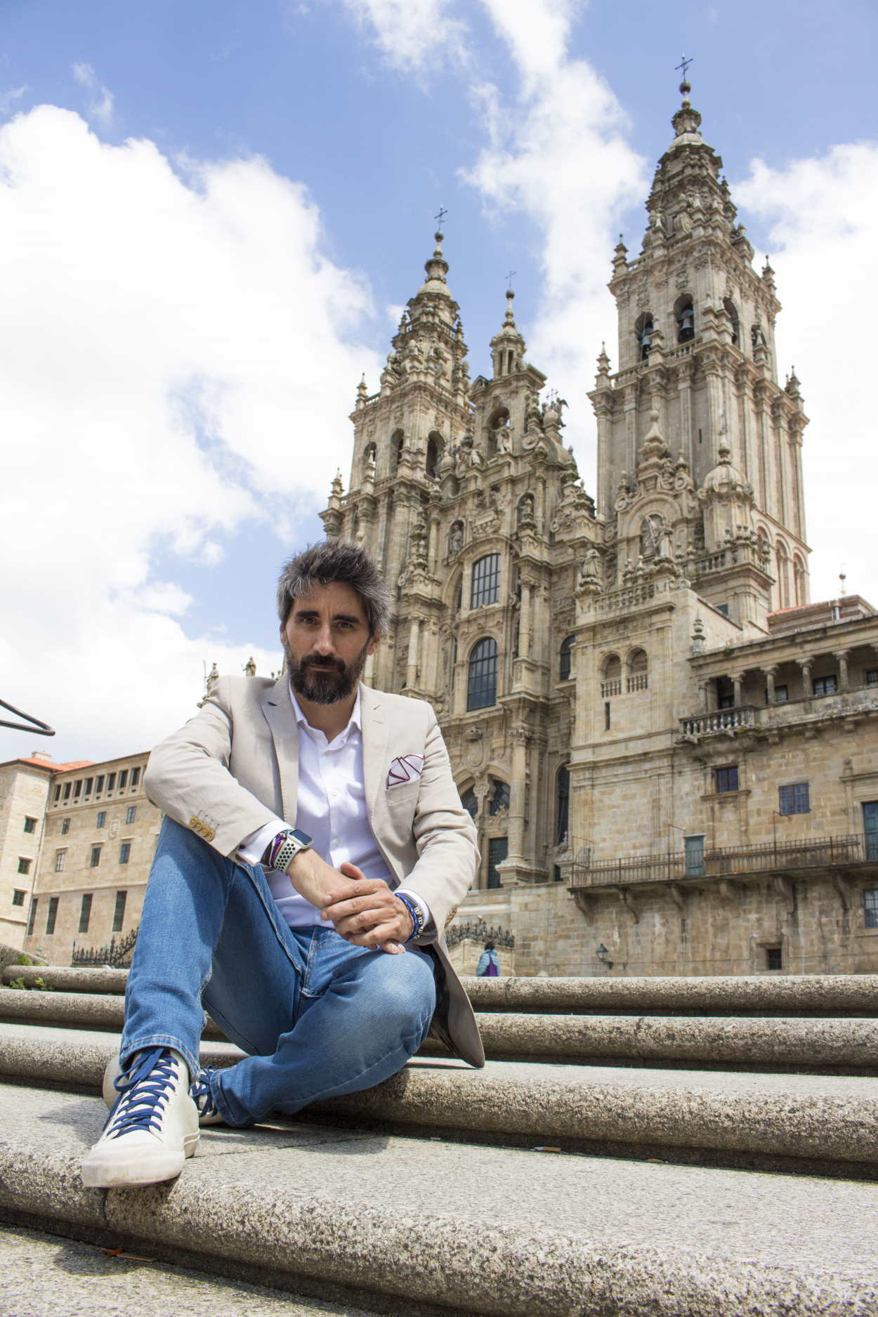 Manel Loureiro, en la Plaza del Obradoiro, con la catedral de Santiago de Compostela detrás