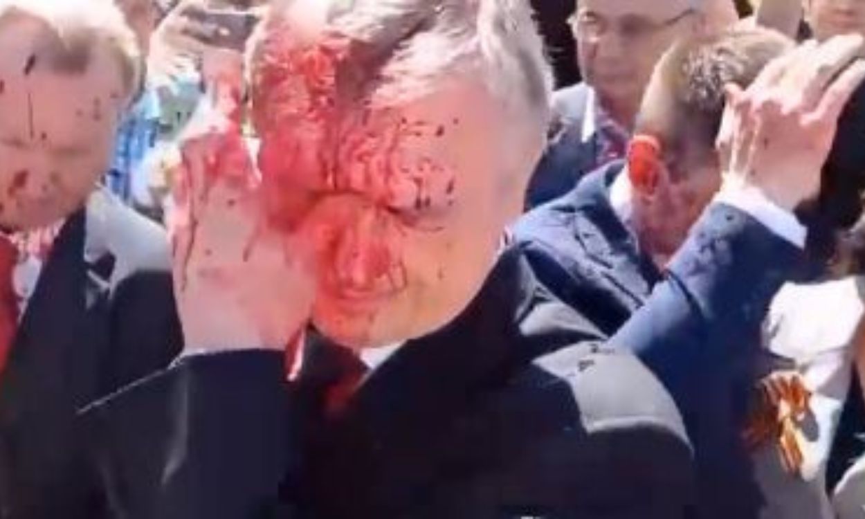 El embajador de Rusia en Polonia, Sergei Andreyev, rociado con pintura roja. Twitter