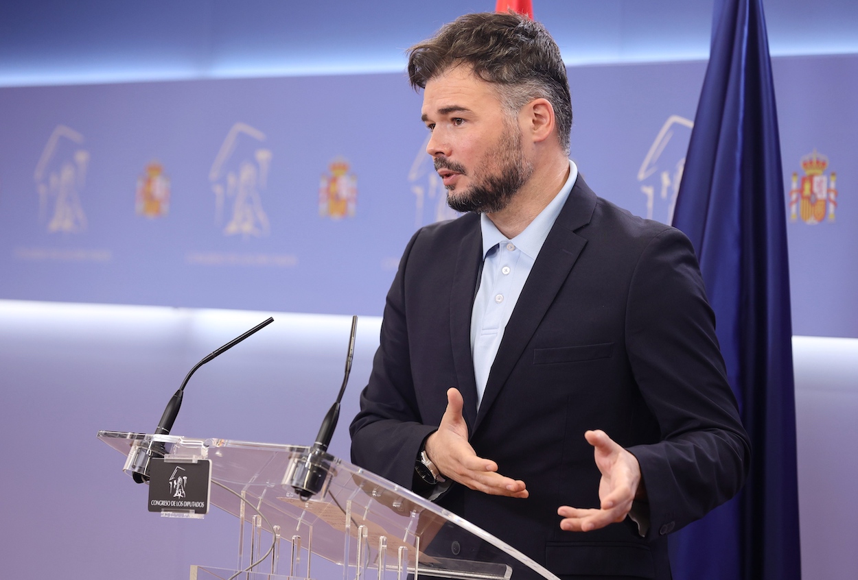 El portavoz de Esquerra Republicana (ERC) en el Congreso, Gabriel Rufián, interviene en una rueda de prensa previa a una Junta de Portavoces en el Congreso de los Diputados