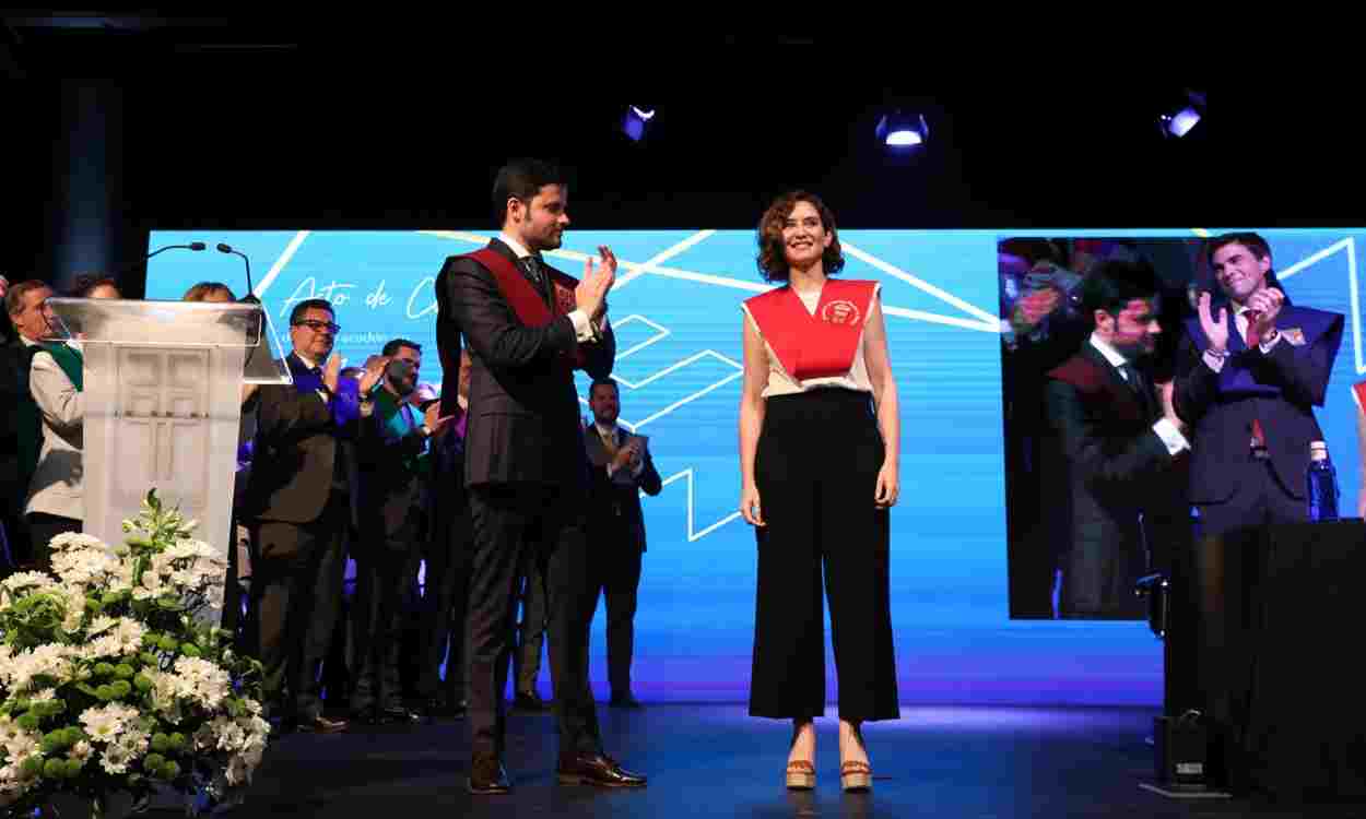 Isabel Díaz Ayuso, presidenta de la CAM, junto al presidente de la Asociación de Colegios Mayores de Madrid, Gabriel Beltrán. EP