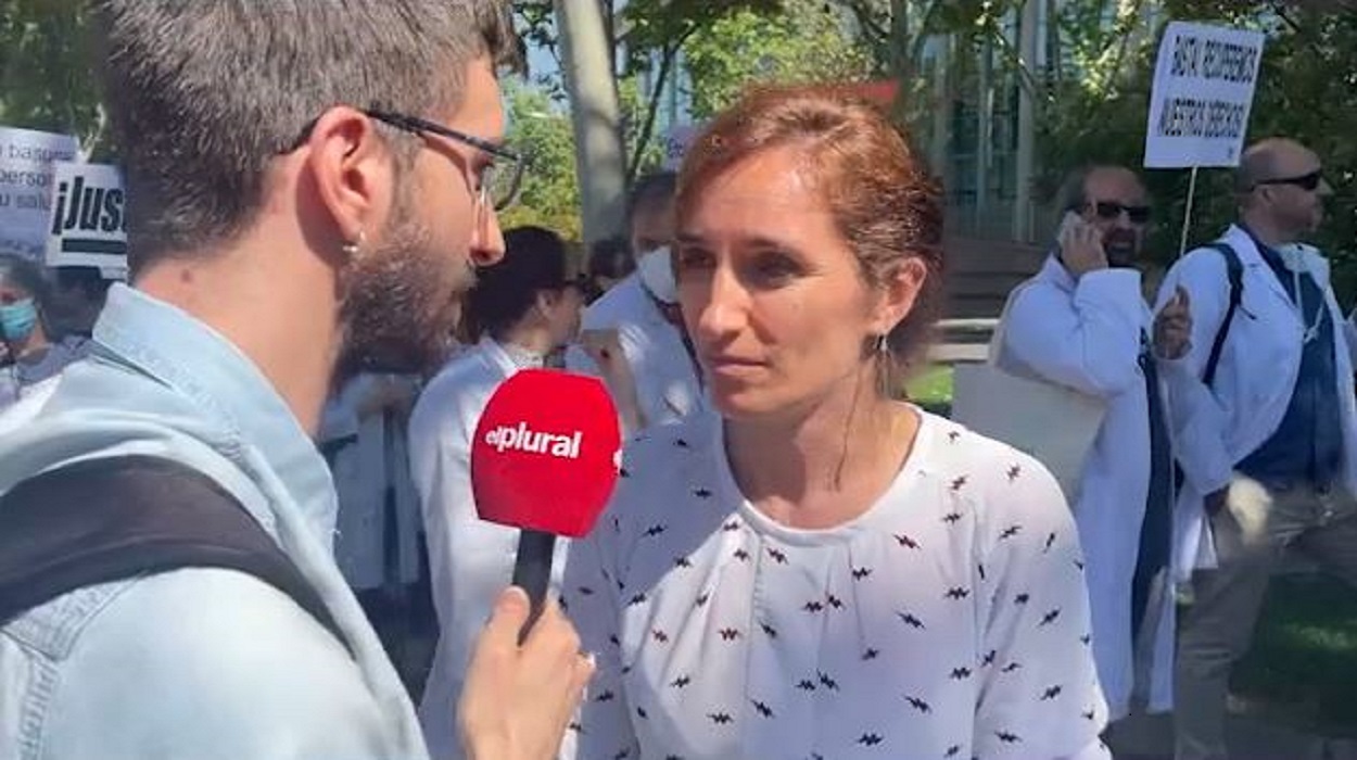La portavoz de Más Madrid, Mónica García, en la huelga de los sanitarios.