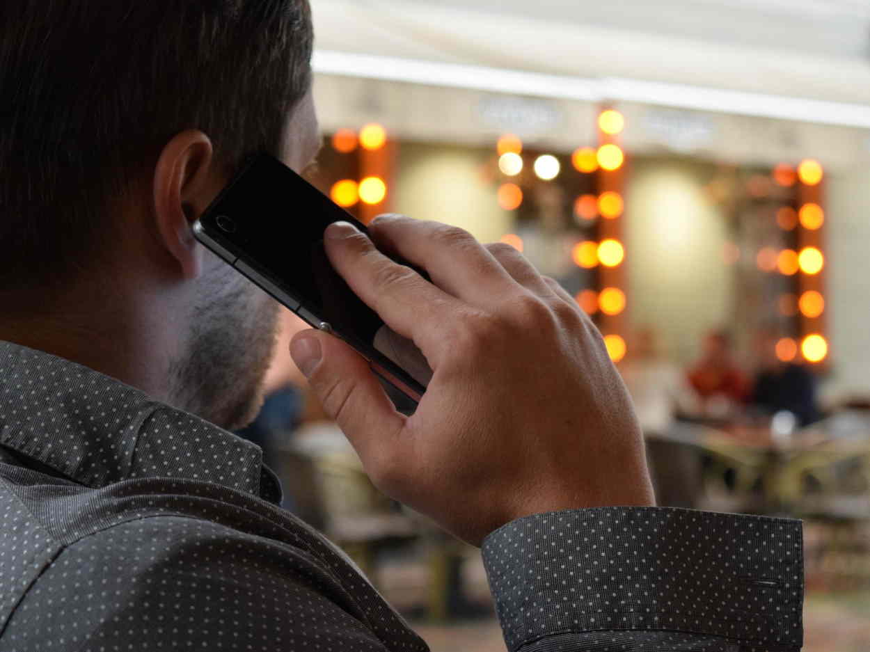 Hombre hablando por teléfono