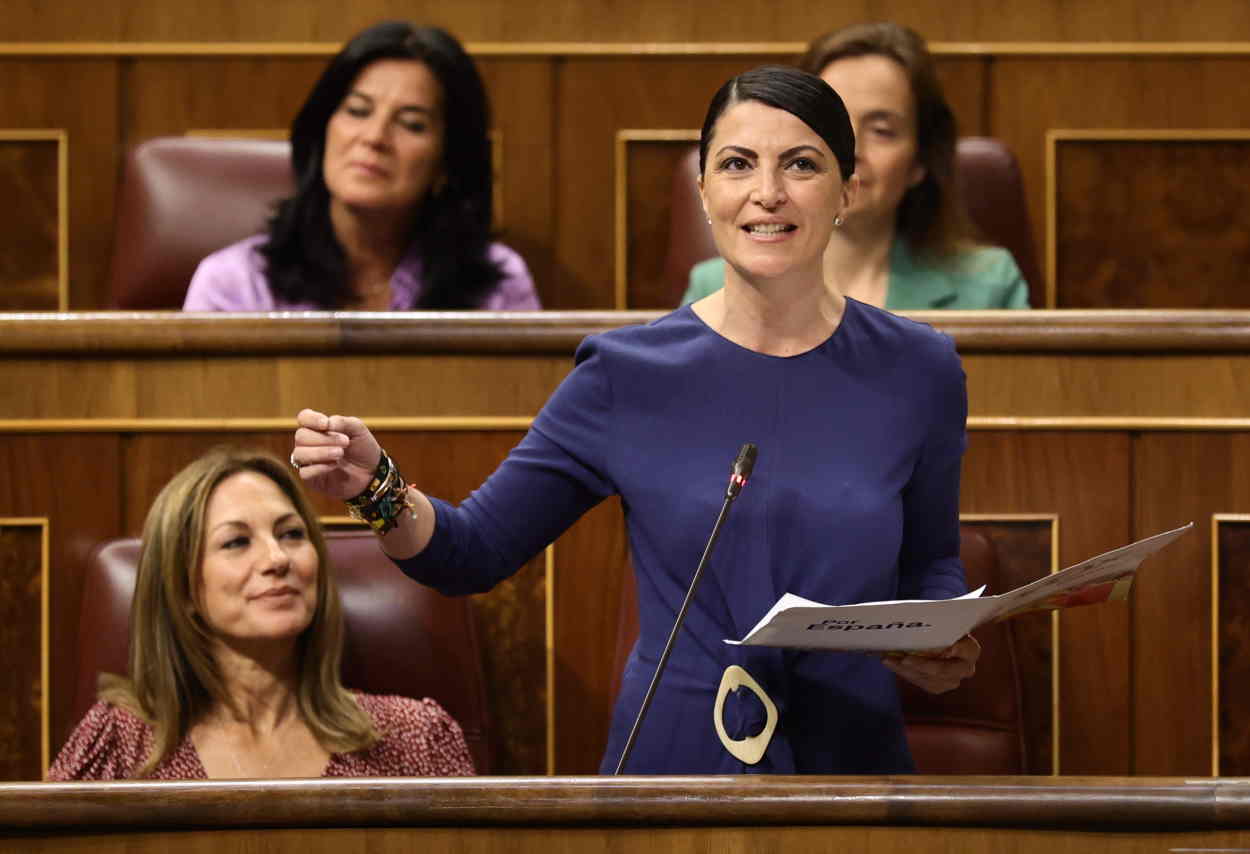 La candidata de Vox a la Presidencia de la Junta de Andalucía, Macarena Olona, interviene en una sesión de control, en el Congreso de los Diputados.