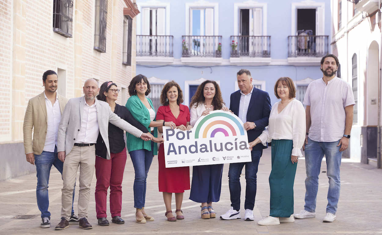 La candidata del grupo, Inmaculada Nieto, (4d), posa con el logo durante la presentación de la coalición Por Andalucía. EP