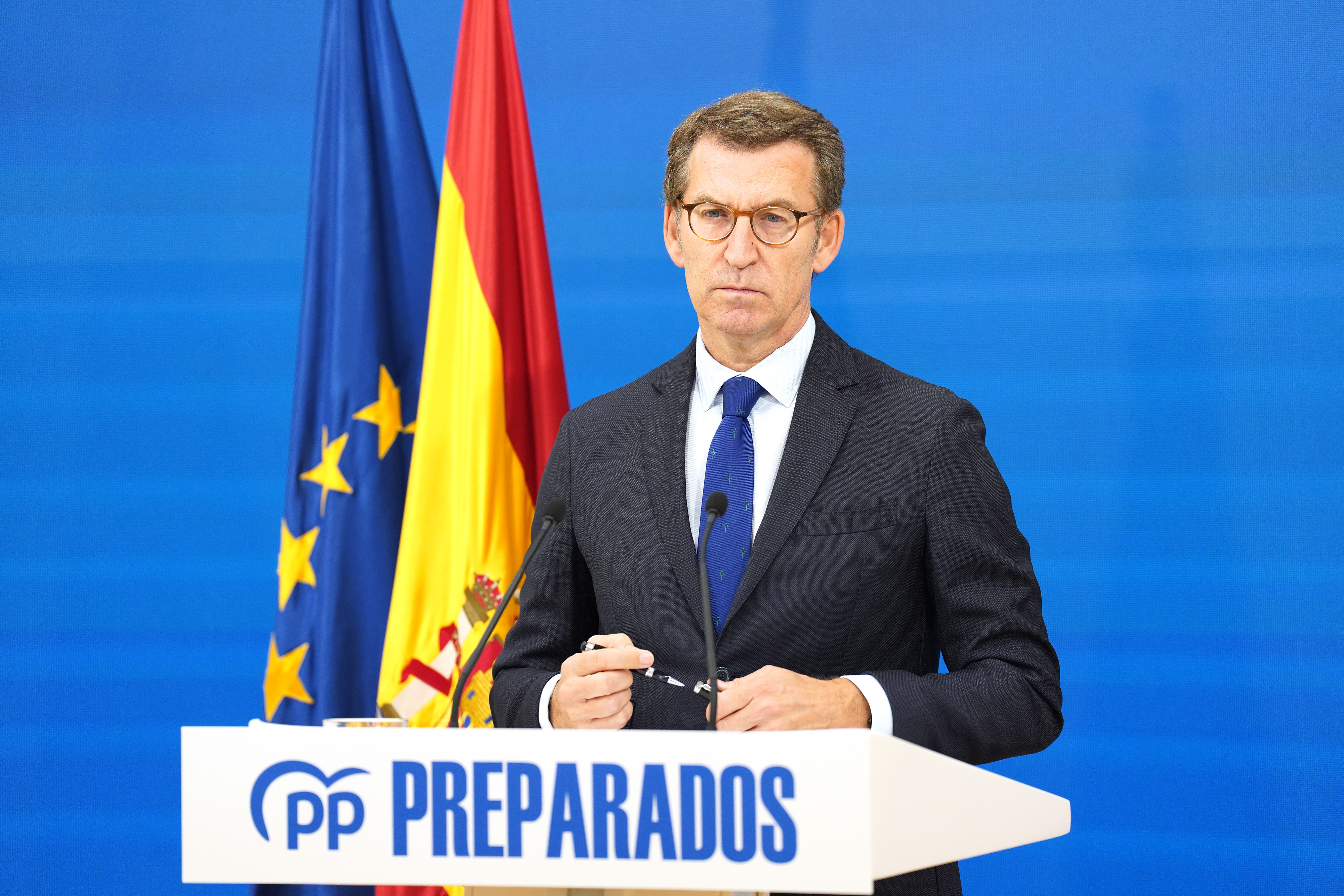 El presidente del PP, Alberto Núñez Feijóo, comparece ante los medios en rueda de prensa. EP