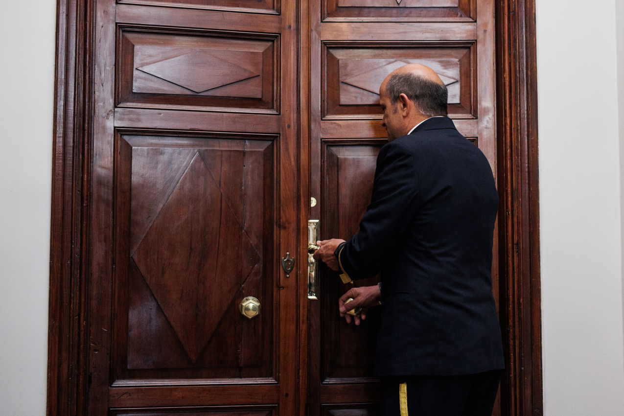 Un ujier cierra la puerta al inicio de una Comisión de Control de los créditos destinados a gastos reservados, en el Congreso de los Diputados, a 5 de mayo de 2022,