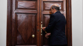 Un ujier cierra la puerta al inicio de una Comisión de Control de los créditos destinados a gastos reservados, en el Congreso de los Diputados, a 5 de mayo de 2022,