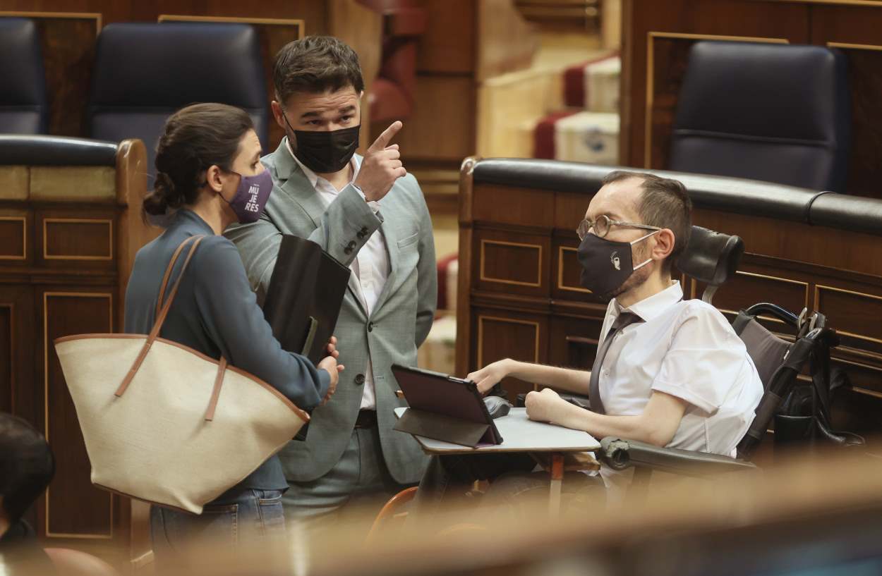 La ministra de Igualdad, Irene Montero, charla con el portavoz parlamentario de ERC, Gabriel Rufián, y con el portavoz de Unidas Podemos, Pablo Echenique