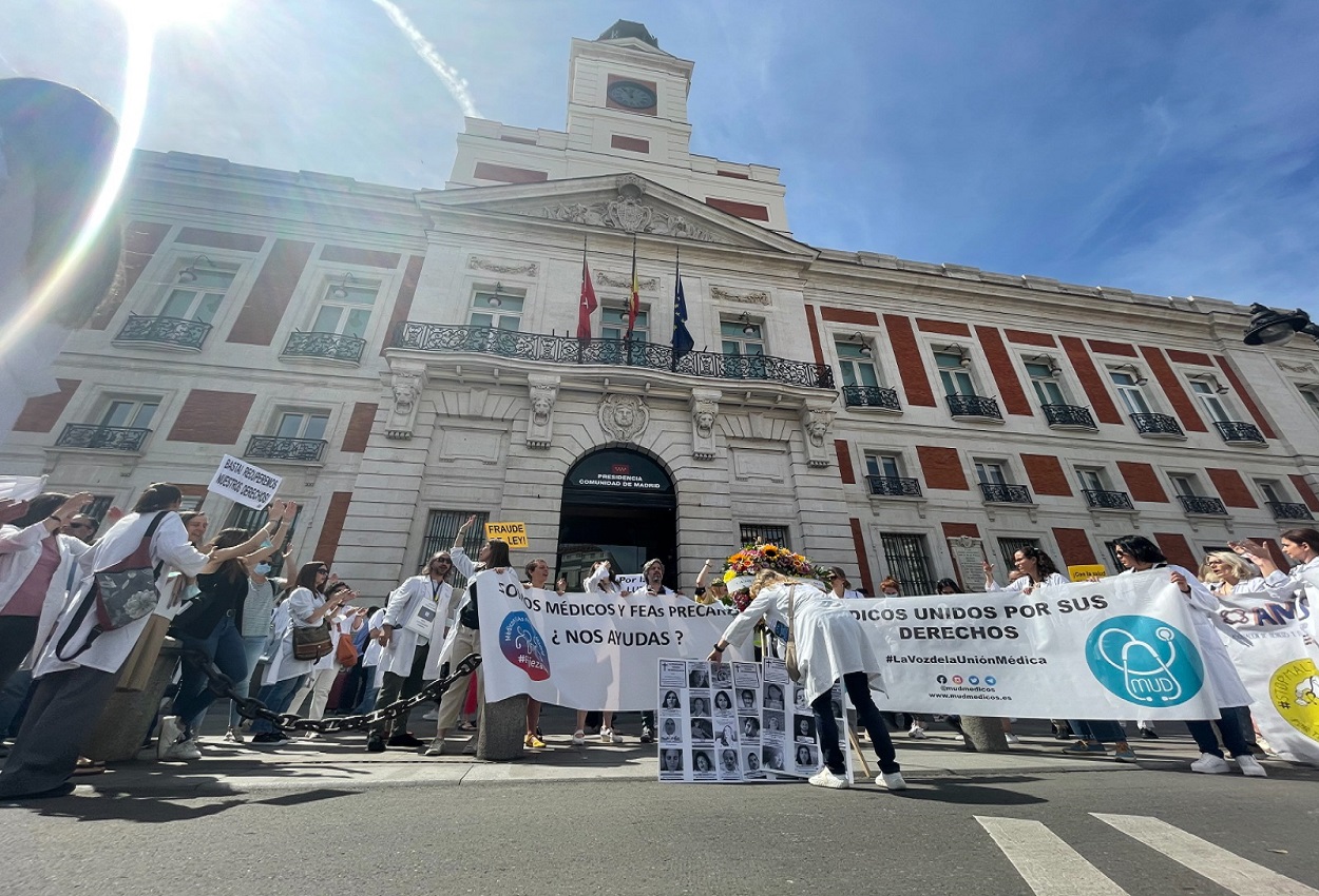 Los médicos se manifiestan frente a la sede de la Comunidad de Madrid, en la Puerta del Sol. Foto de Jesús Olmedo.