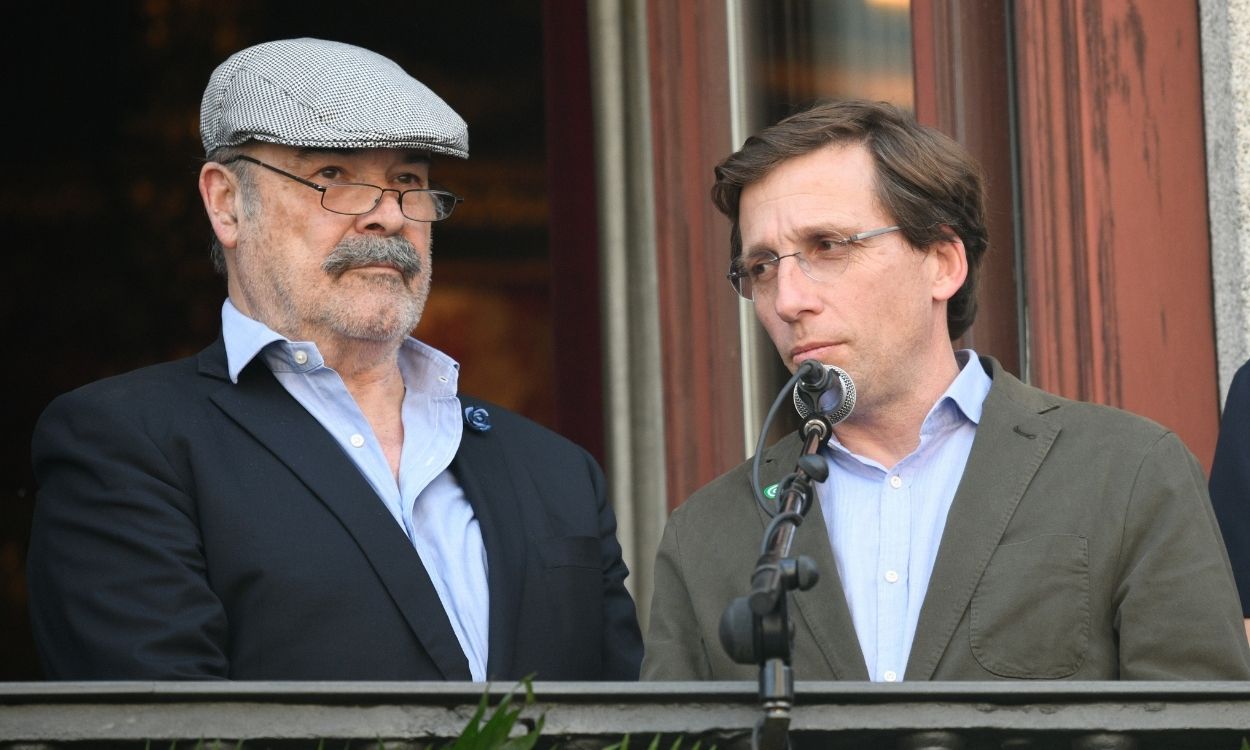 El actor Antonio Resines y el alcalde de Madrid, José Luis Martínez Almeida, durante el pregón de las fiestas de San Isidro. Europa Press.
