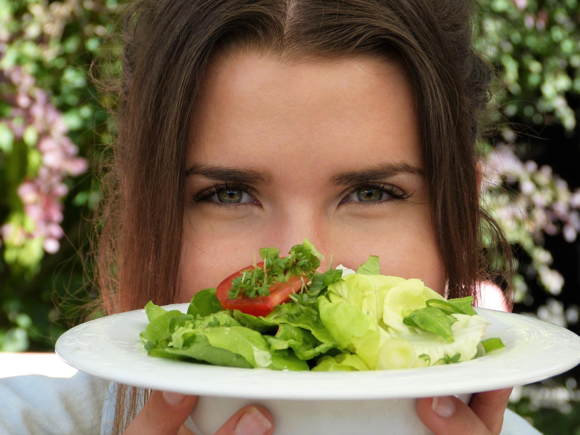 Un estudio demuestra que pedimos más comida sana al ser observados 