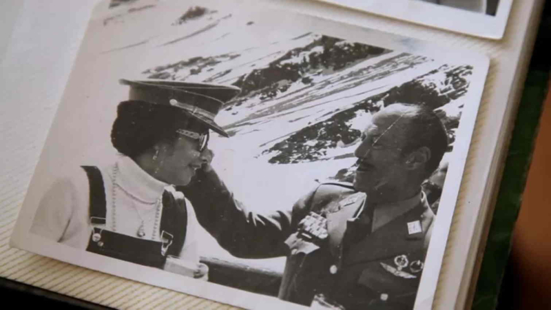 Adriana Rivas con un militar de la dictadura chilena. STORYBOARD MEDIA