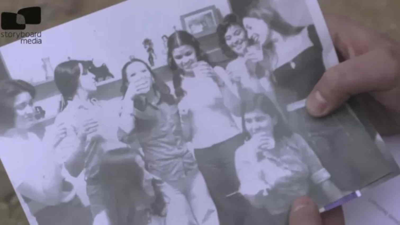 Adriana Rivas, con varias amigas de la juventud, en la época en que la DINA la reclutó. STORYBOARD MEDIA