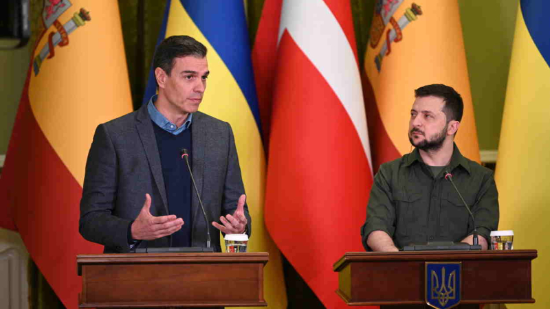 El presidente del Gobierno, Pedro Sánchez y el presidente de Ucrania, Volodimir Zelenski  Europa Press