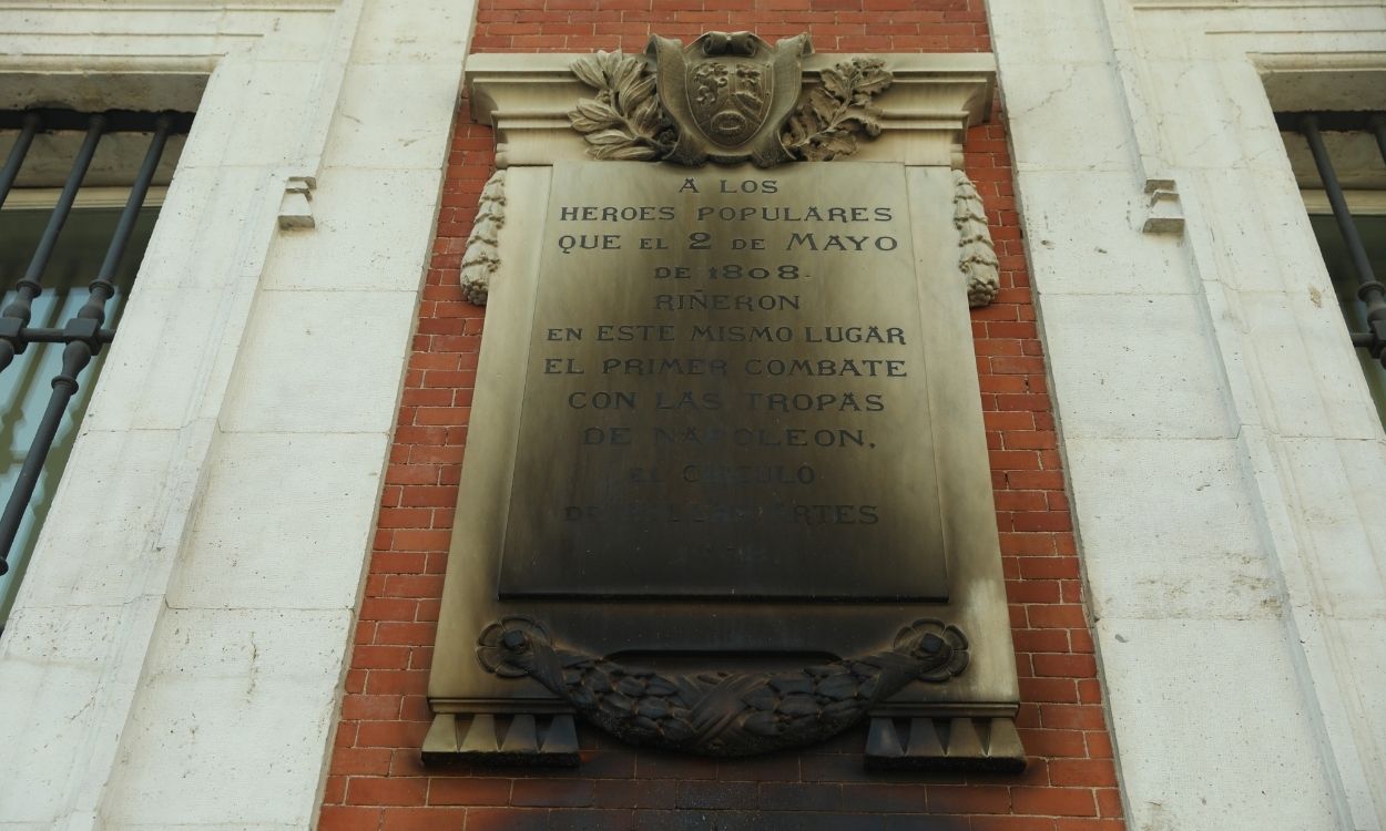 Queman la placa de la Real Casa de Correos de Madrid. EP.