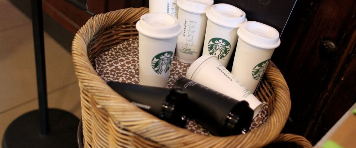 Remodelación completa de Starbucks en Norteamérica: Cierre de 400 tiendas y hasta 900 despidos