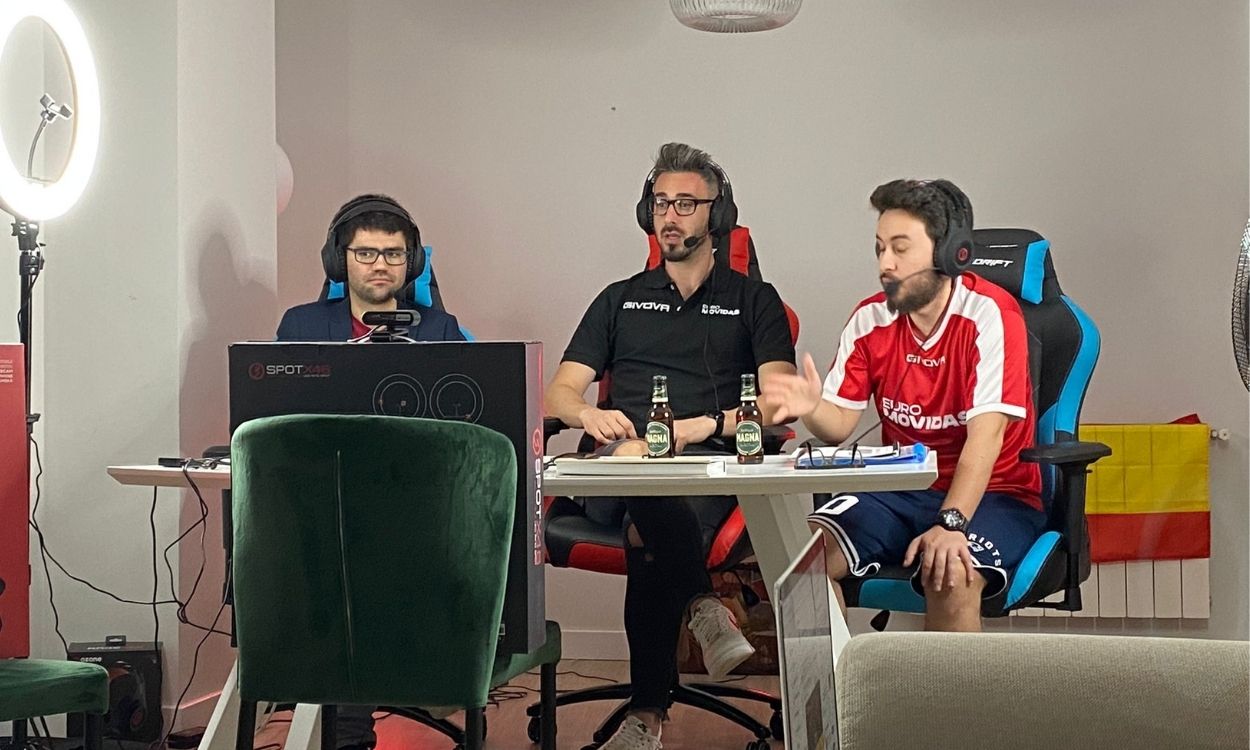 El equipo de Euromovidas realiza un directo en Twitch. 