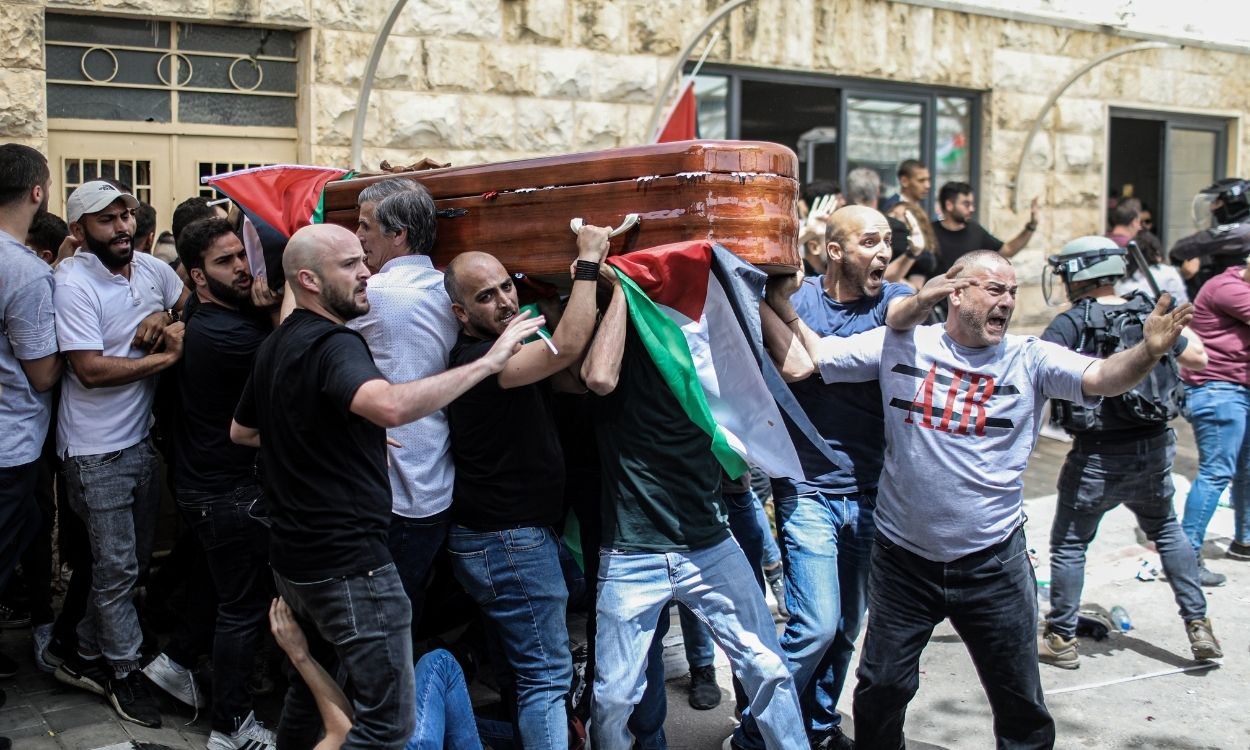 Palestinos cargan con el féretro de la periodista asesinada Shirín abu Aklé en Jerusalén. EP