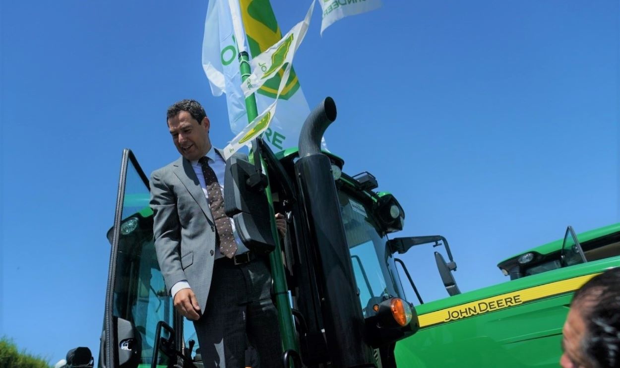 Juan Manuel Moreno, subido a un tractor en un acto preelectoral con agricultores. EP