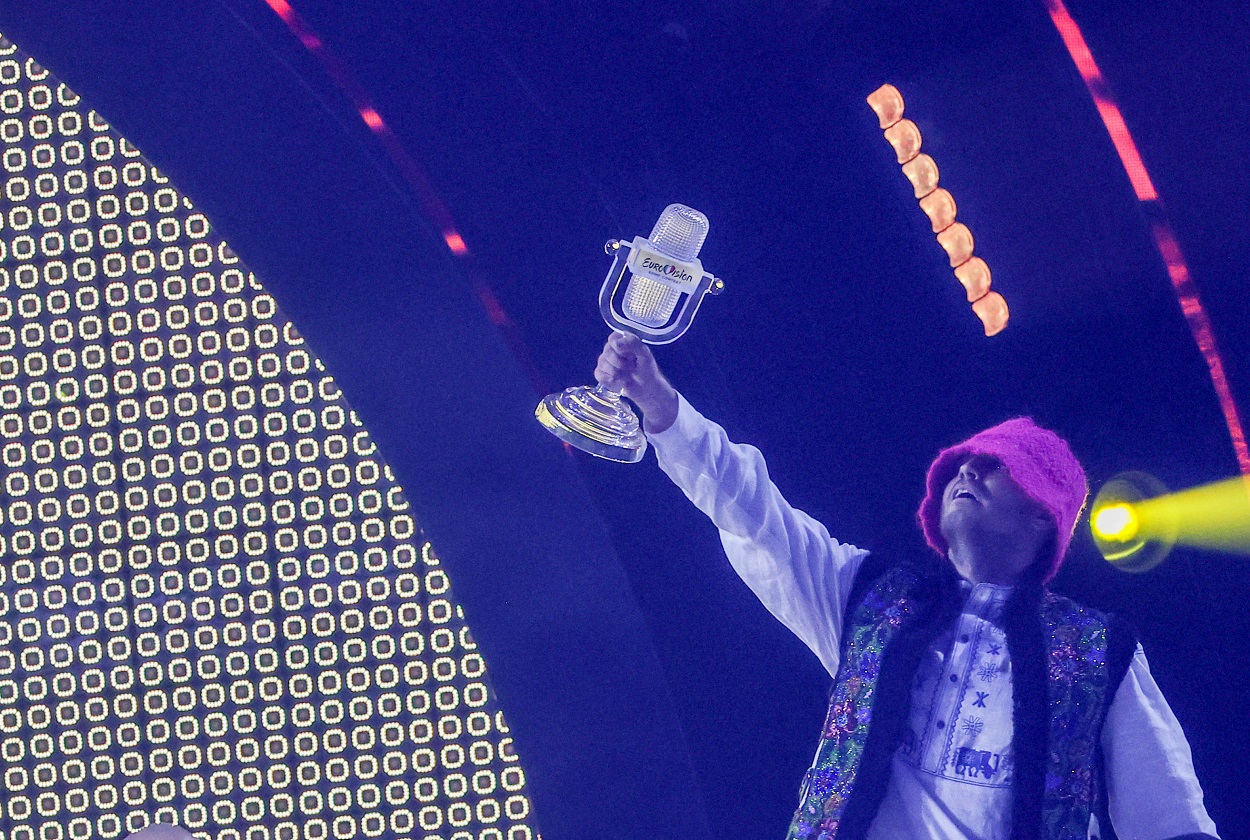 Ucrania recibe el micrófono de cristal tras ganar Eurovisión. Fuente: Europa Press.