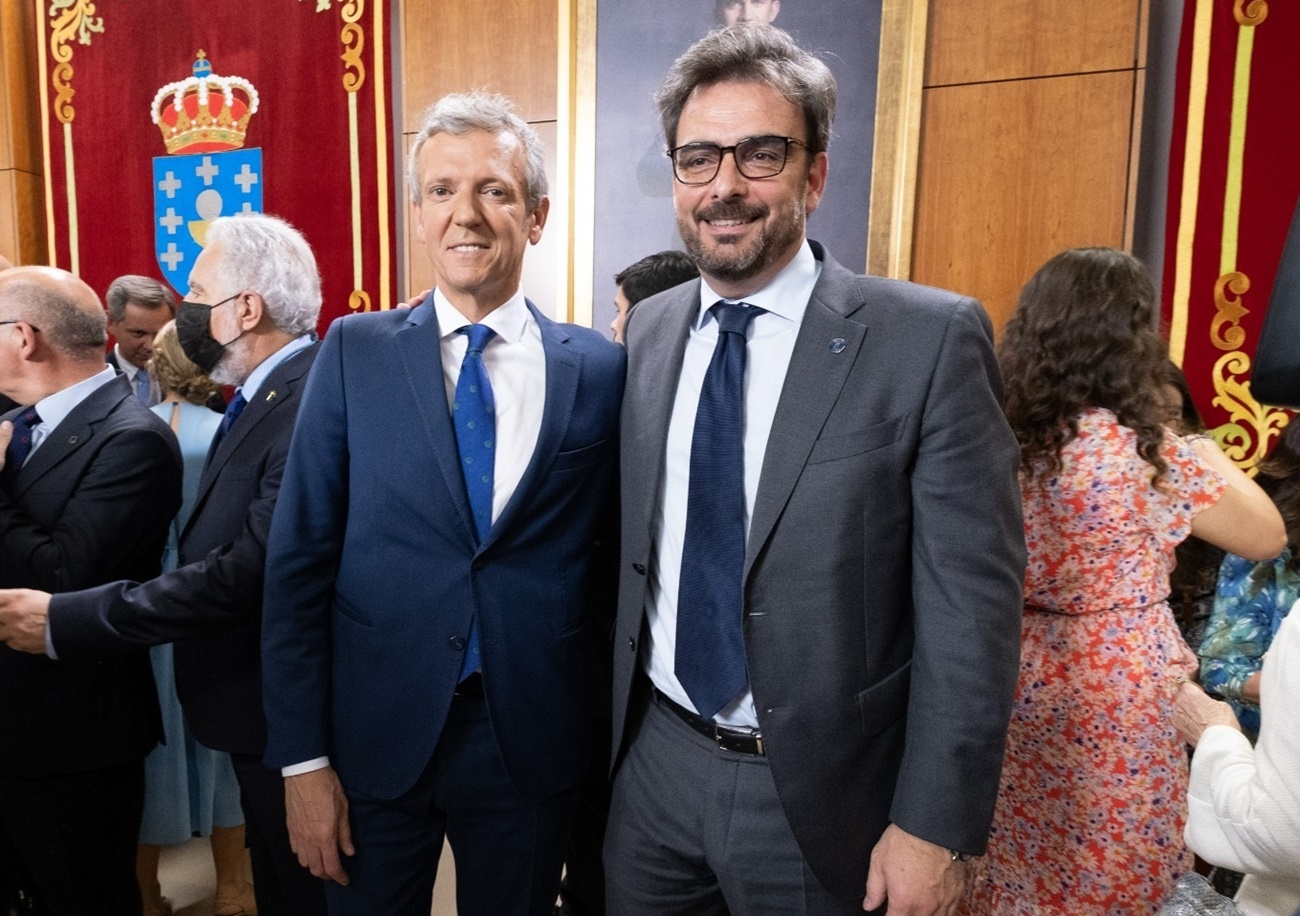 Diego Calvo y Alfonso Rueda durante la toma de posesión de este último como presidente de la Xunta de Galicia