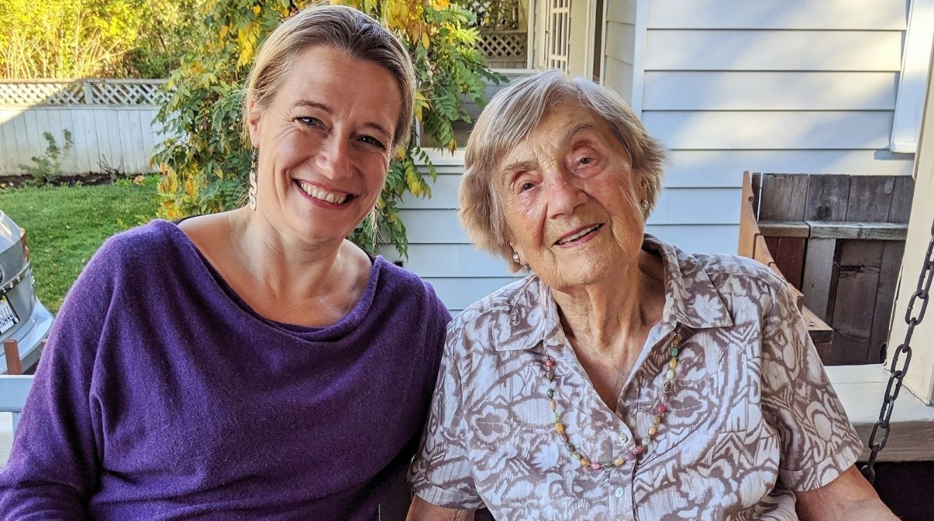 Lucy Adlington junto a Bracha Berkovic, la úlitma superviviente de las modistas de Auschwitz