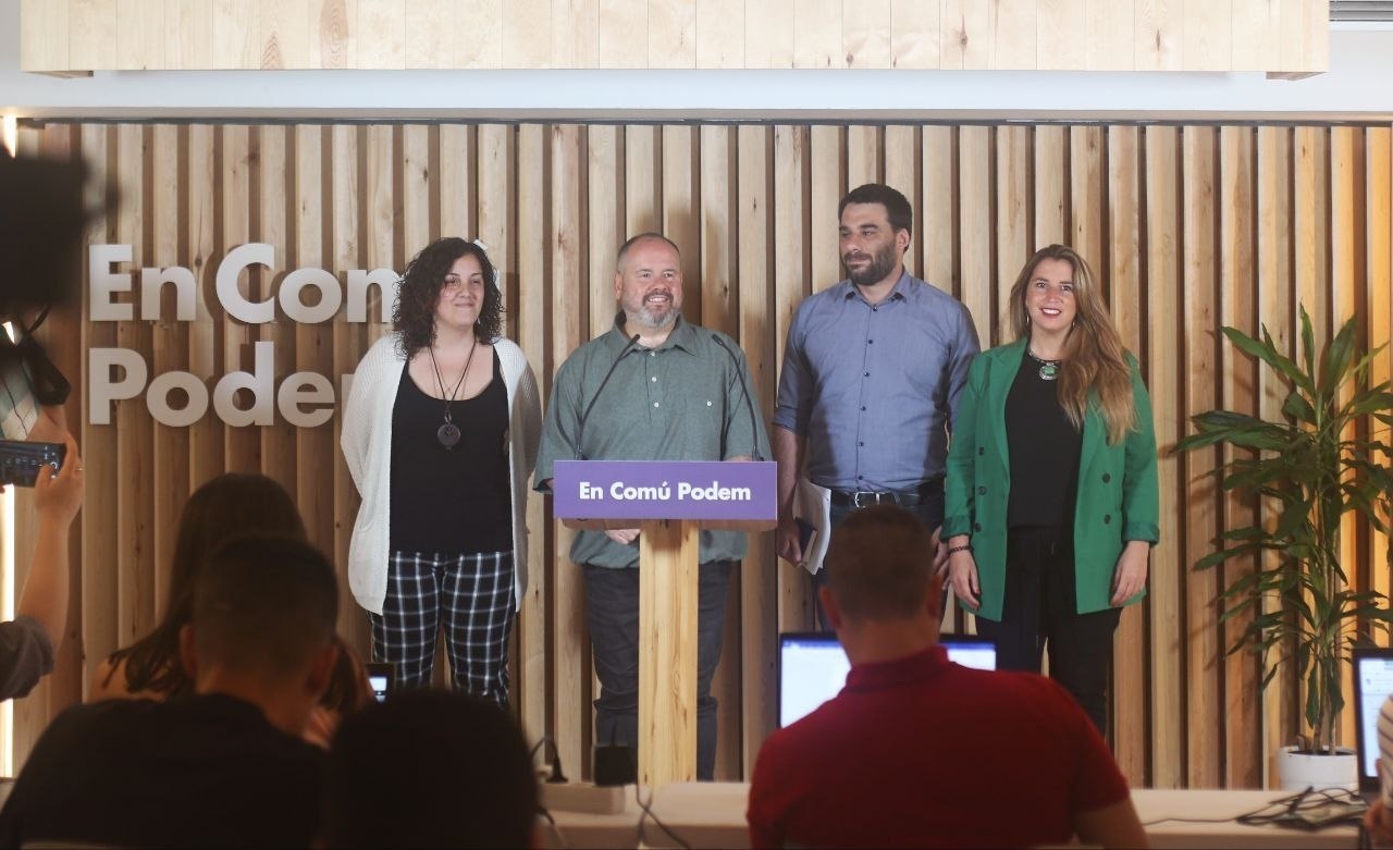 La coordinadora de Podem Catalunya, Conchi Abellán; el portavoz de los comuns, Joan Mena; el portavoz de Podem Catalunya, Lucas Ferro, y la coordinadora nacional de CatComú y exalcaldesa de Castelldefels (Barcelona), Candela López, en rueda de prensa. Fuente: EP.