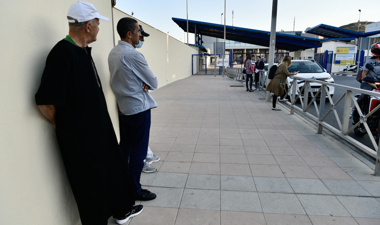 La frontera de España y Marruecos en Ceuta, en las horas previas a su apertura. ANTONIO SEMPERE EP