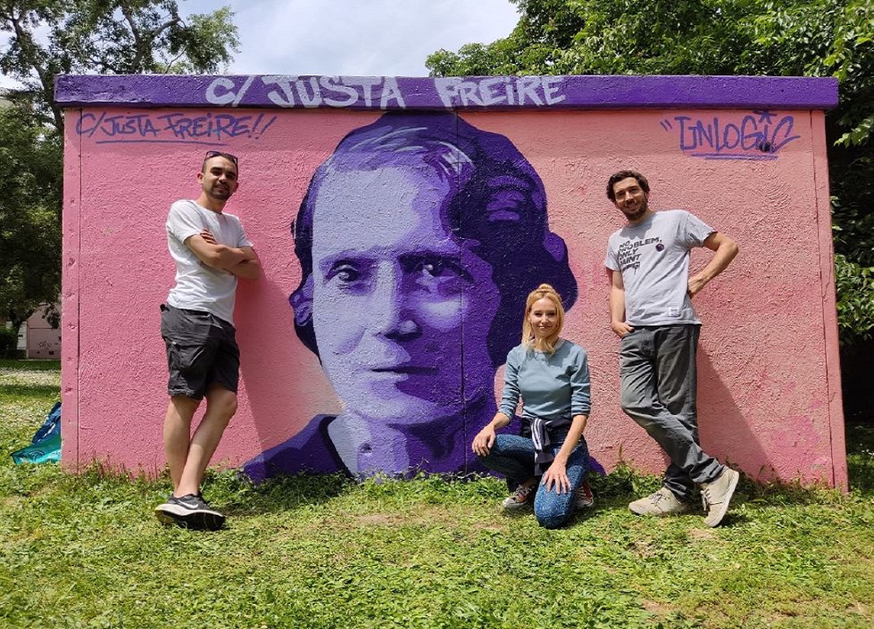 Artistas restauran el mural de Justa Freire