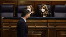 El portavoz de ERC en el Congreso, Gabriel Rufián, pasa por delante de la vicepresidenta primera del Gobierno y ministra de Asuntos Económicos y Transformación Digital, Nadia Calviño (i), y la vicepresidenta segunda del Gob