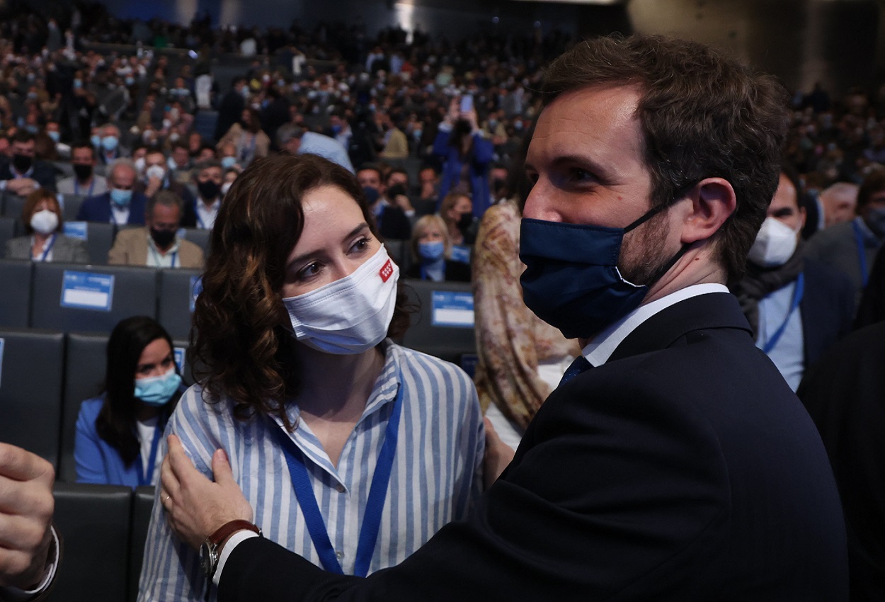 La presidenta de Madrid, Isabel Díaz Ayuso, y el exlíder del PP Pablo Casado en el Congreso de los populares.