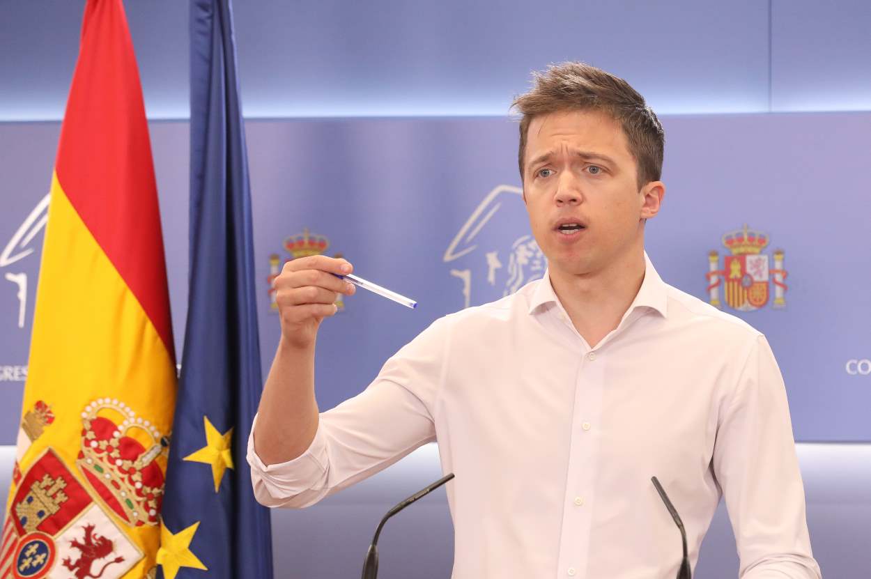 El portavoz de Más País en el Congreso, Íñigo Errejón, responde a los medios en una rueda de prensa previa a una Junta de Portavoces en el Congreso de los Diputados