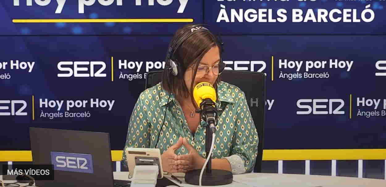 Àngels Barceló, presentando 'Hoy por Hoy' en la Cadena SER