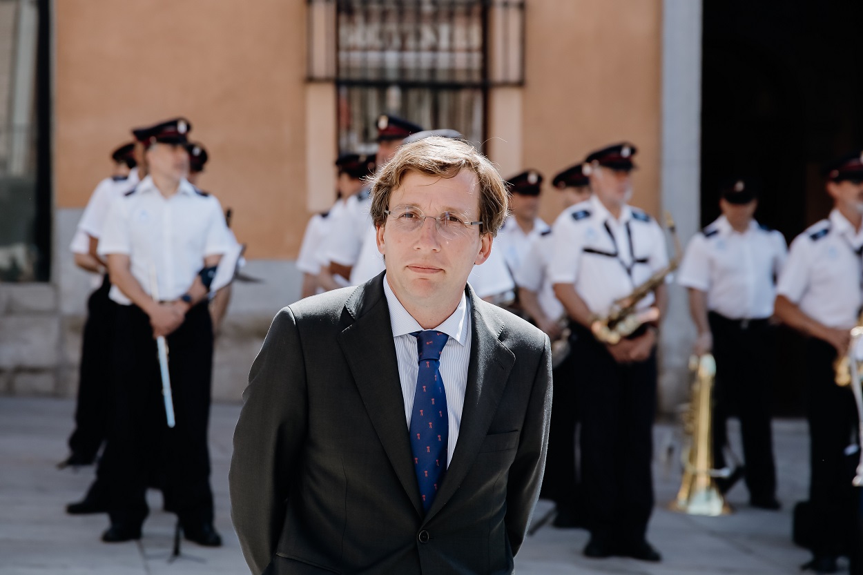 El alcalde de Madrid, José Luis Martínez-Almeida, a su llegada al acto para entregar al emir de Catar la Llave de Oro de la Villa. Fuente: Europa Press.