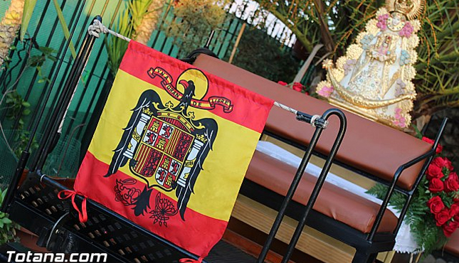 Vecinos de Totana sacan a la Virgen de romería arropada con una bandera franquista