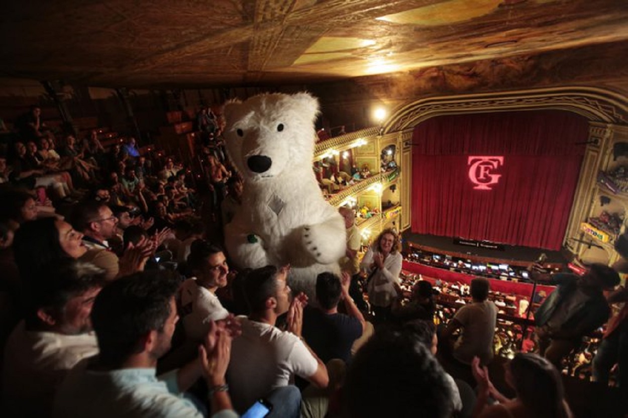El oso de la cabalgata de Cádiz en el Gran Teatro Falla. Pepe el Caja.