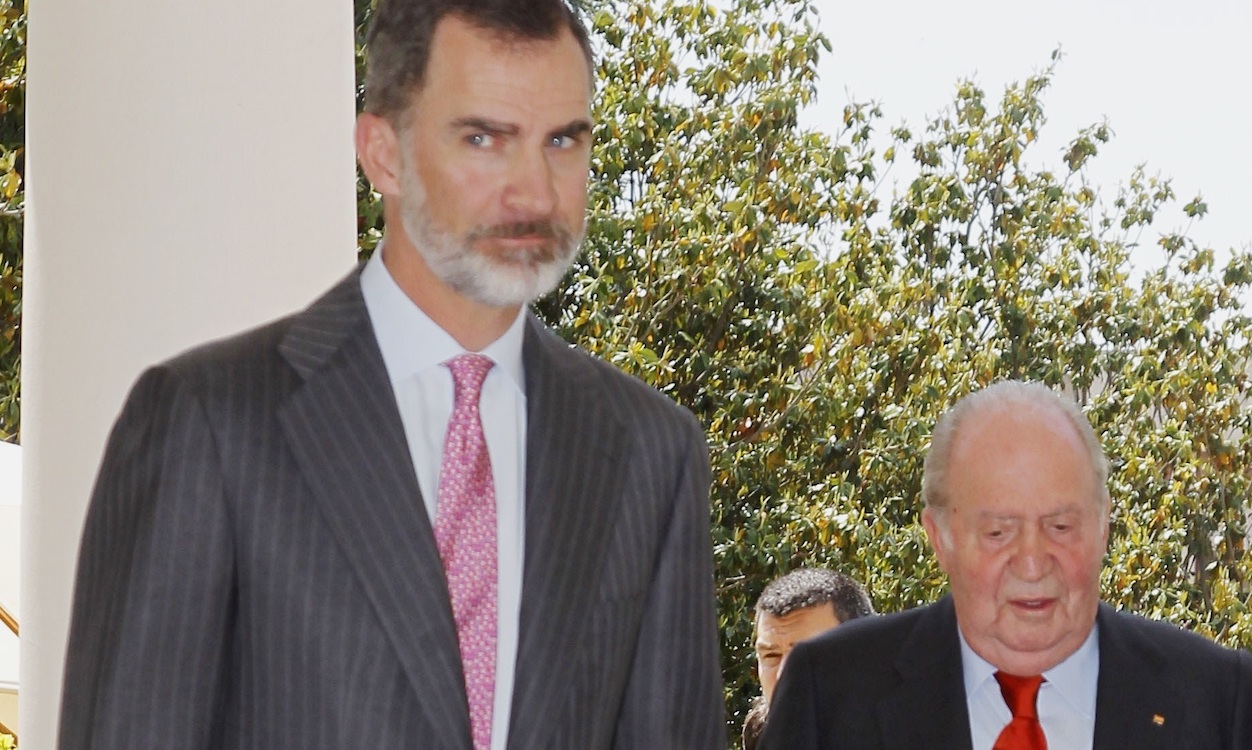 El rey Felipe VI y Juan Carlos I. EP Archivo