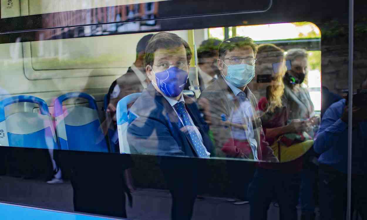 El alcalde de Madrid, José Luis Martínez Almeida, en un autobús de la EMT. EP