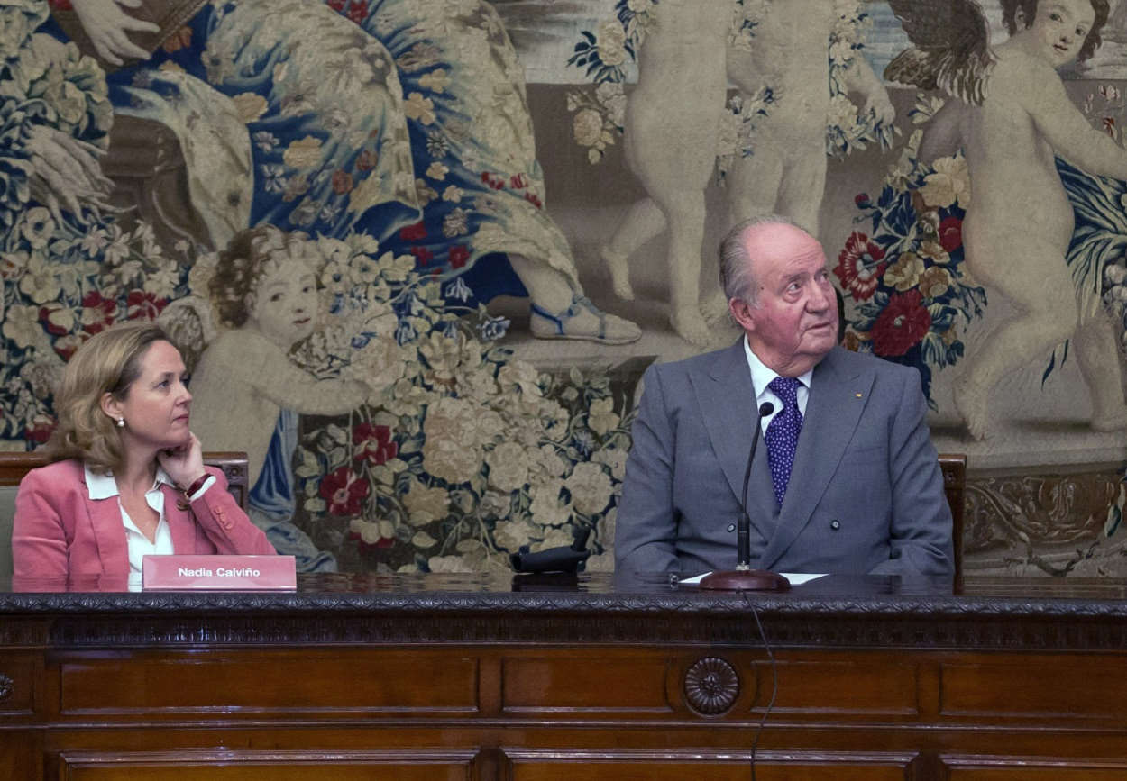 La vicepresidenta primera del Gobierno, Nadia Calviño, y el rey emérito en un acto anterior. Europa Press