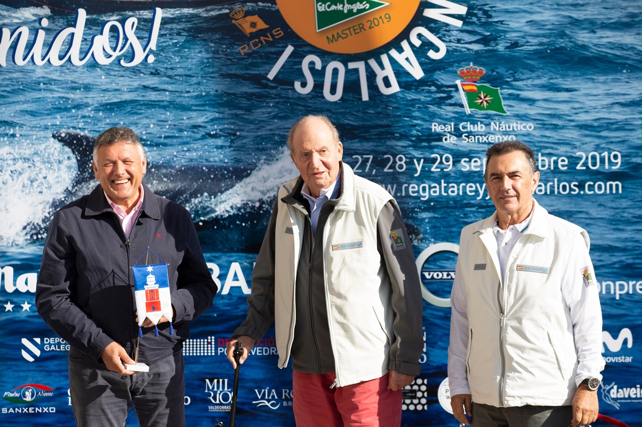 Imagen de 2019, cuando el Rey emérito volvió a elegir Sanxenxo (en la foto con Telmo Martín, a la izda.) para reaparecer tras su operación de corazón (Foto: Europa Press).