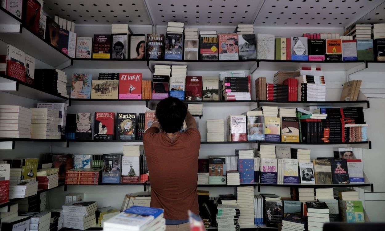 Librero colocando ejemplares en la Feria del Libro de Madrid 2021. EP