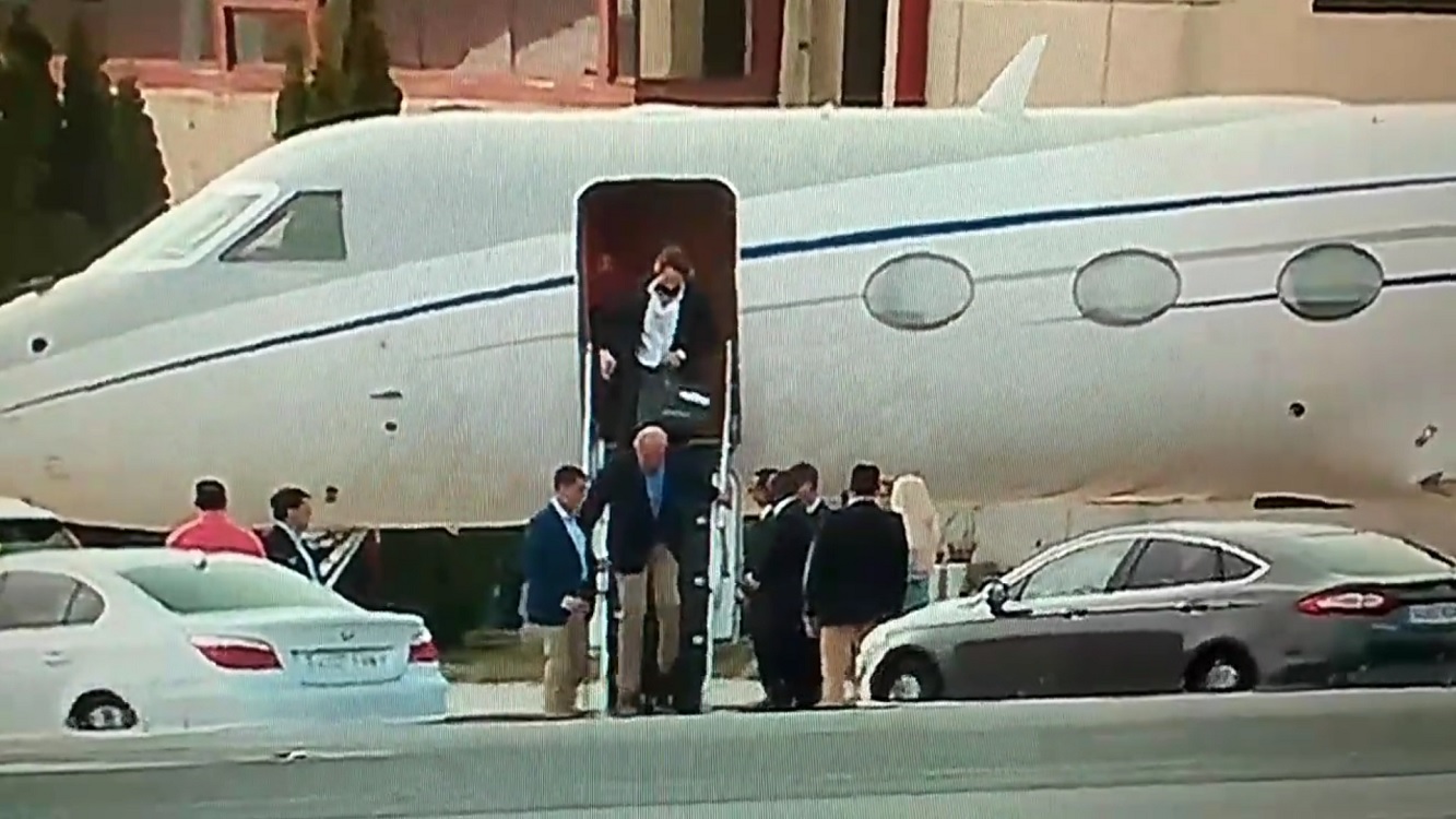 Juan Carlos I baja las escalerillas del avión. @jfmunozro
