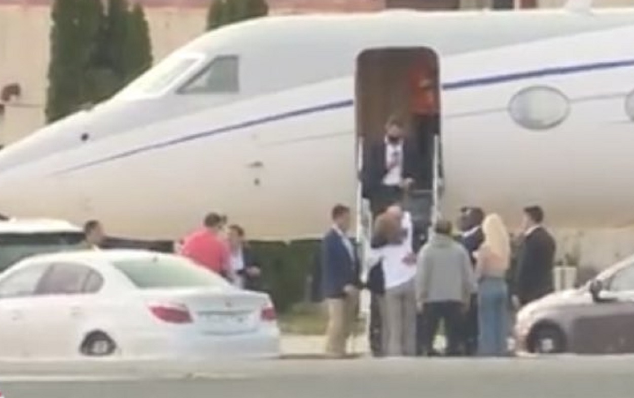 Juan Carlos I baja las escalerillas del avión.