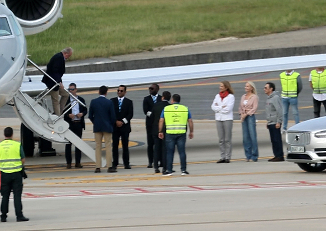 El Rey Juan Carlos llega al aeropuerto de Vigo en un jet privado donde le espera su hija, la Infanta Elena, y su amigo, Pedro Campos, a 19 de mayo de 2022, en Vigo, Pontevedra, Galicia (España). EP