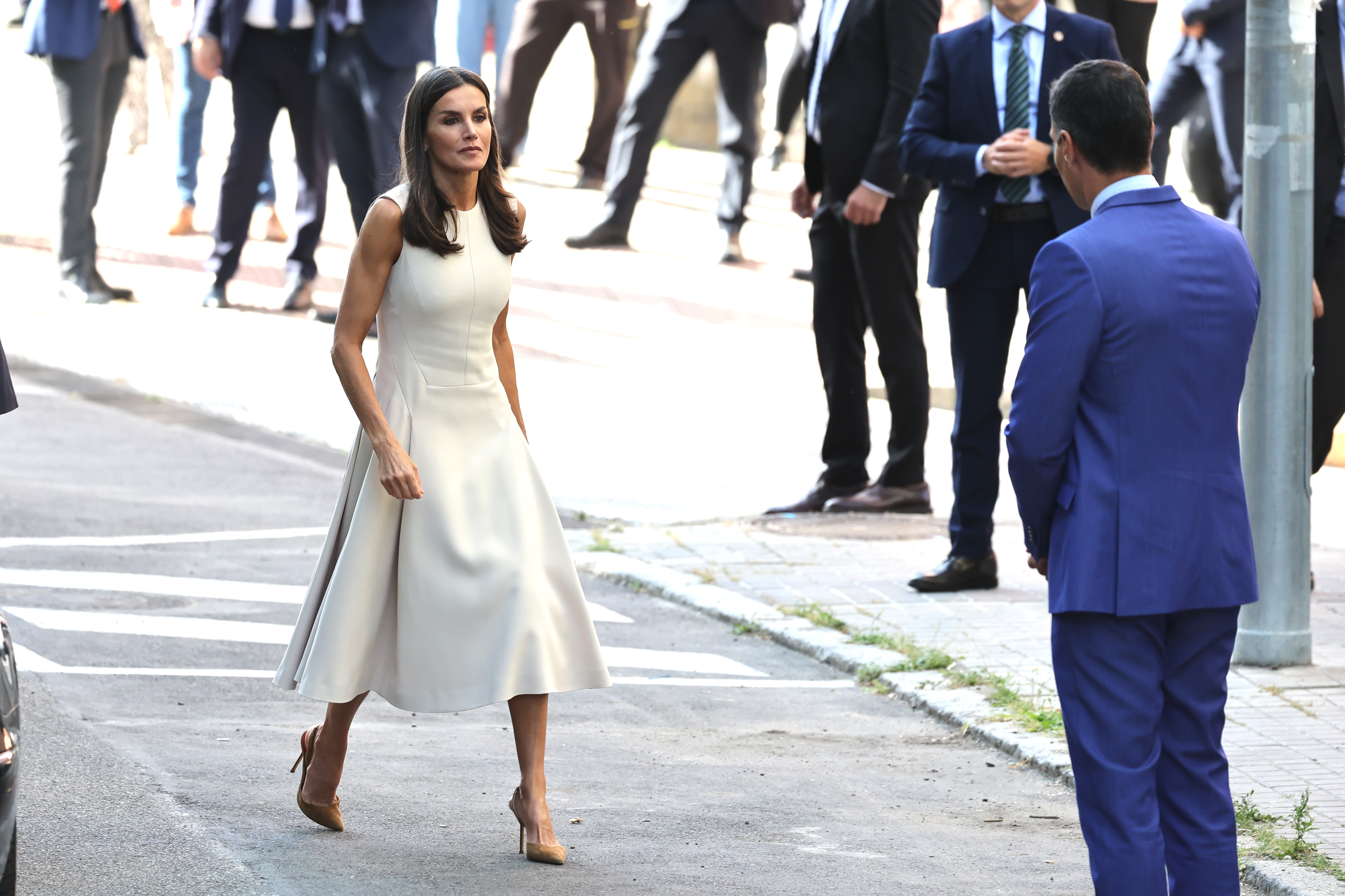 La reina Letizia, recibida por el presidente del Gobierno, Pedro Sánchez. EP