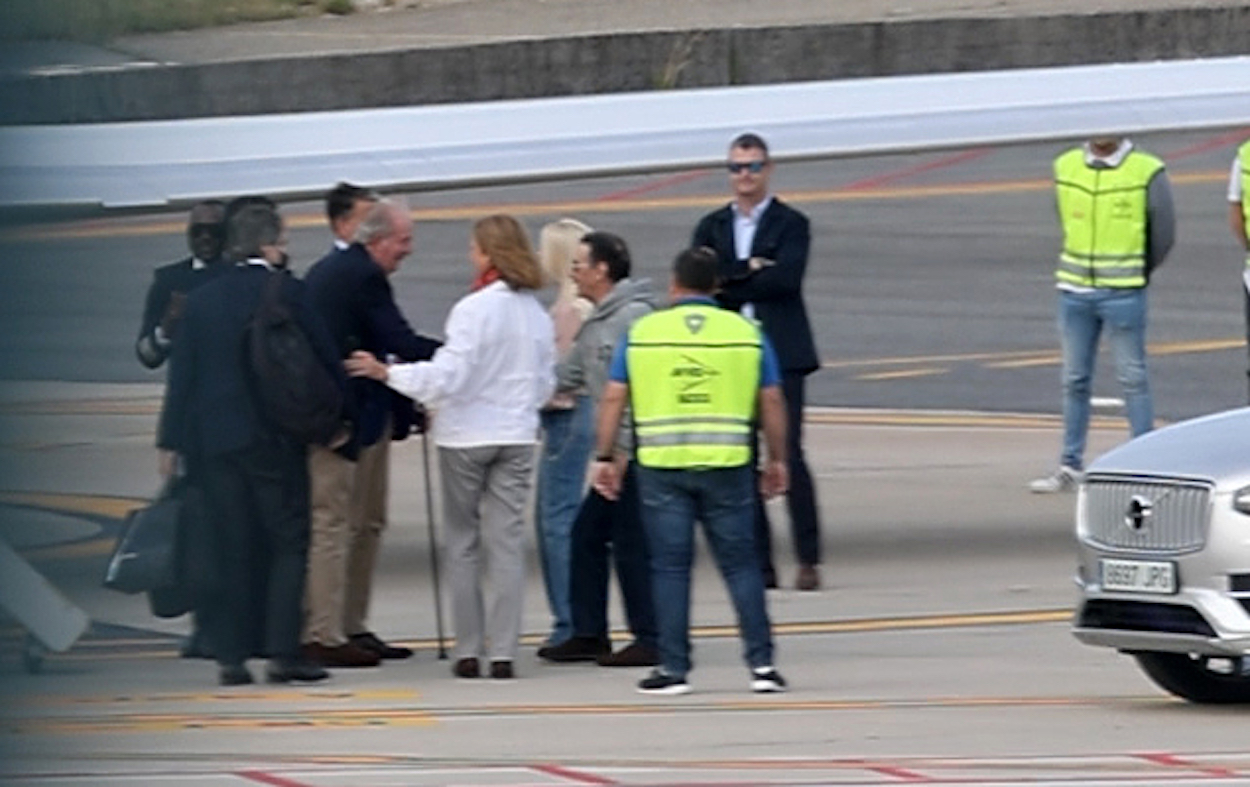 El Rey Juan Carlos llega al aeropuerto de Vigo en un jet privado donde le espera su hija, la Infanta Elena, y su amigo, Pedro Campos, a 19 de mayo de 2022, en Vigo, Pontevedra, Galicia (España). EP
