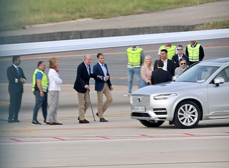 El Rey Juan Carlos llega a España.