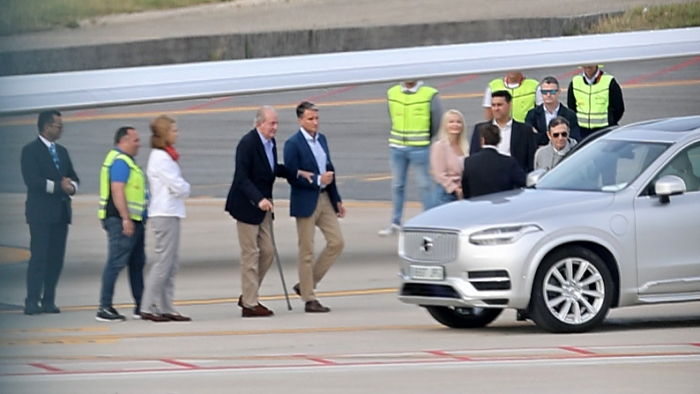 El Rey Juan Carlos llega a España.