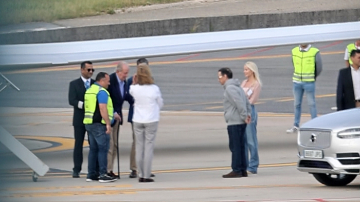 EuropaPress 4460569 rey juan carlos llega aeropuerto vigo jet privado donde le espera hija EuropaPress 4460569 rey juan carlos llega aeropuerto vigo jet privado donde le espera hija