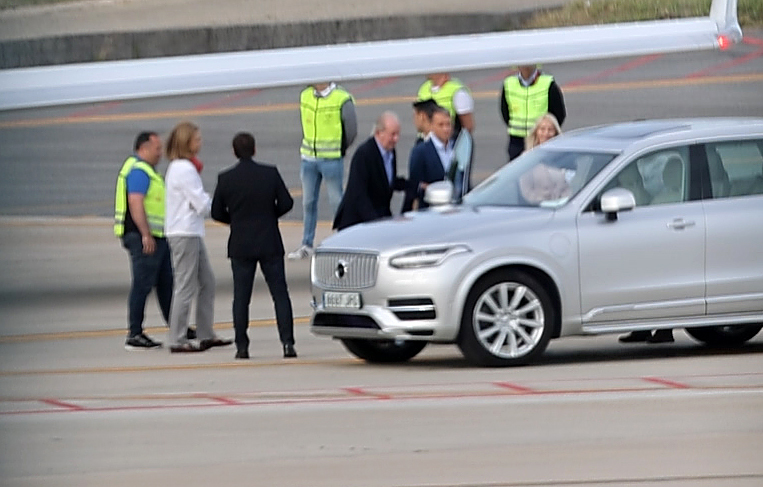 El Rey Juan Carlos llega a España.